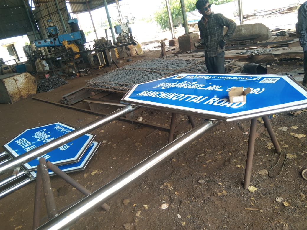Double arrow signboard frame